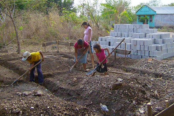 A family participates with the construction of the new home