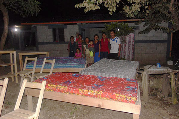 Bedding is also included.